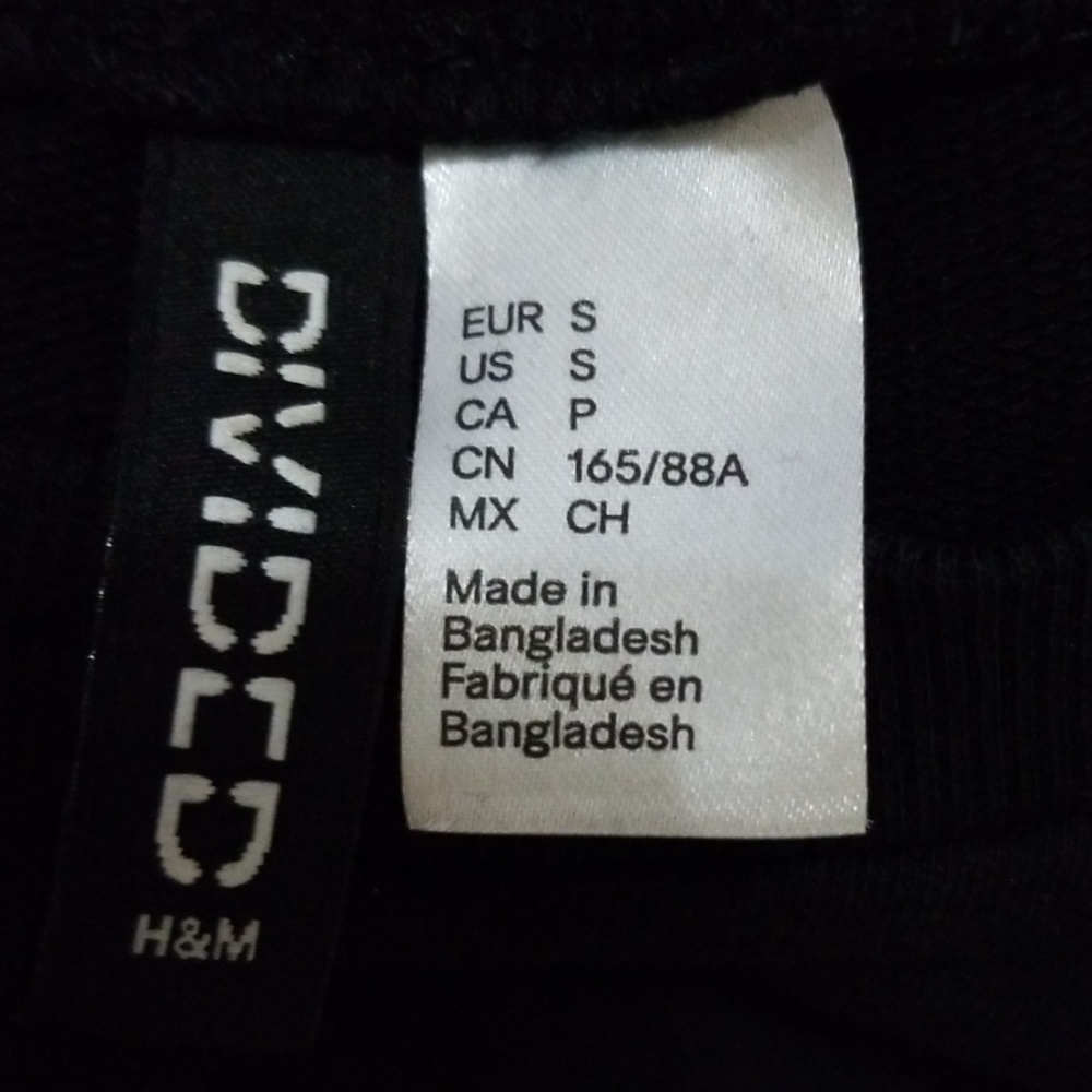 ♥ 3/$15 H&M Black Creed Band Graphic Sweatshirt - Picture 3 of 5